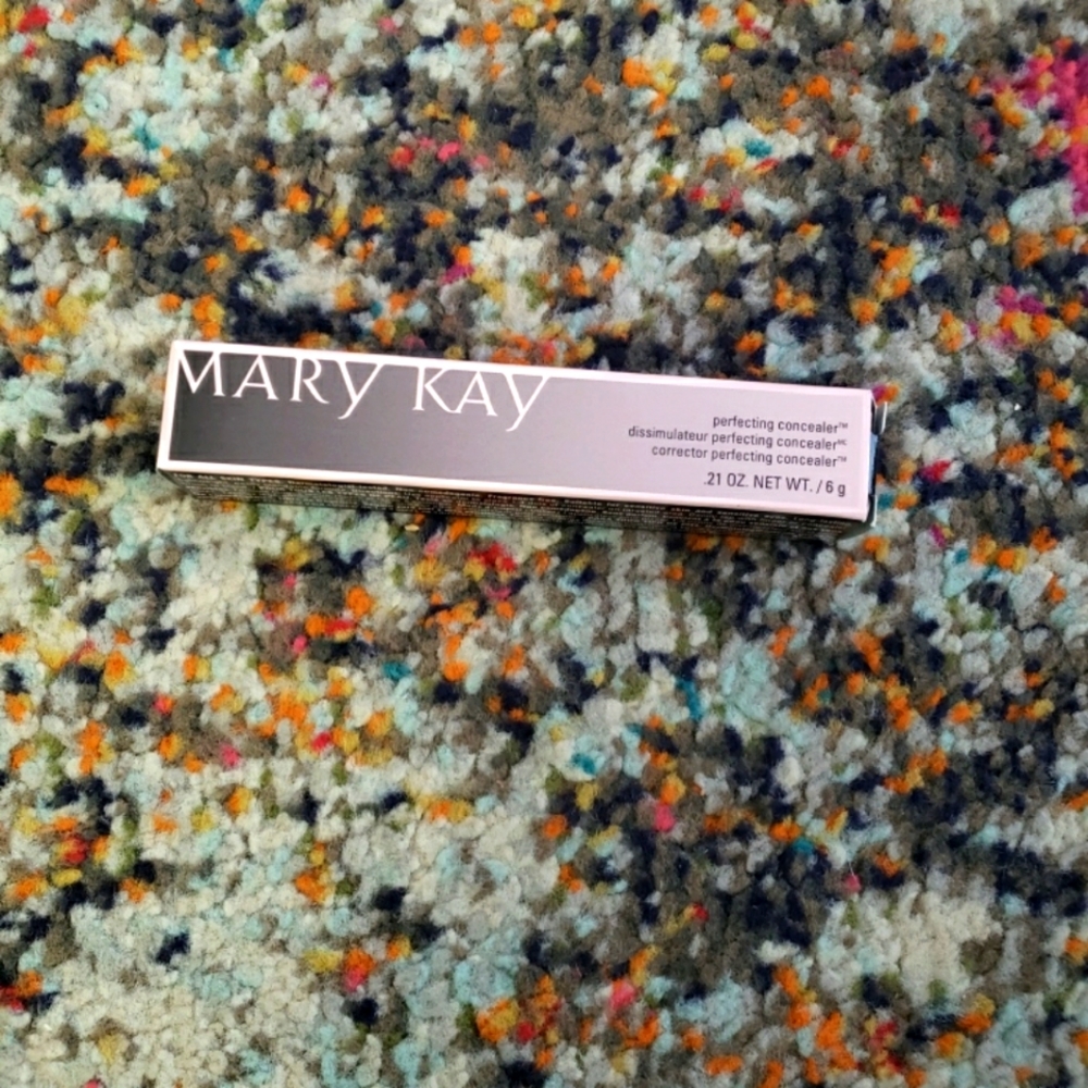 Mary Kay perfecting concealer light ivory